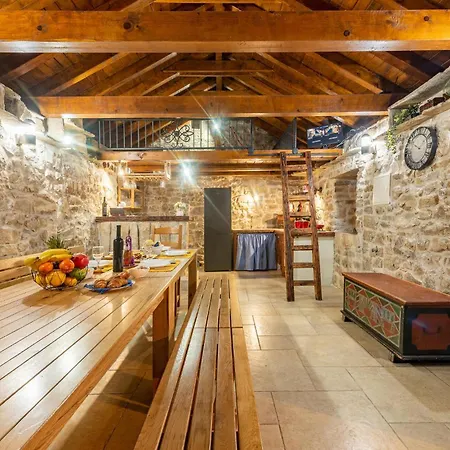 Tonina Nyaraló Pristeg