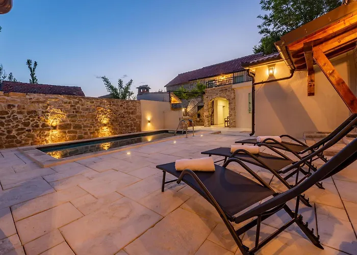 Tonina Nyaraló Pristeg